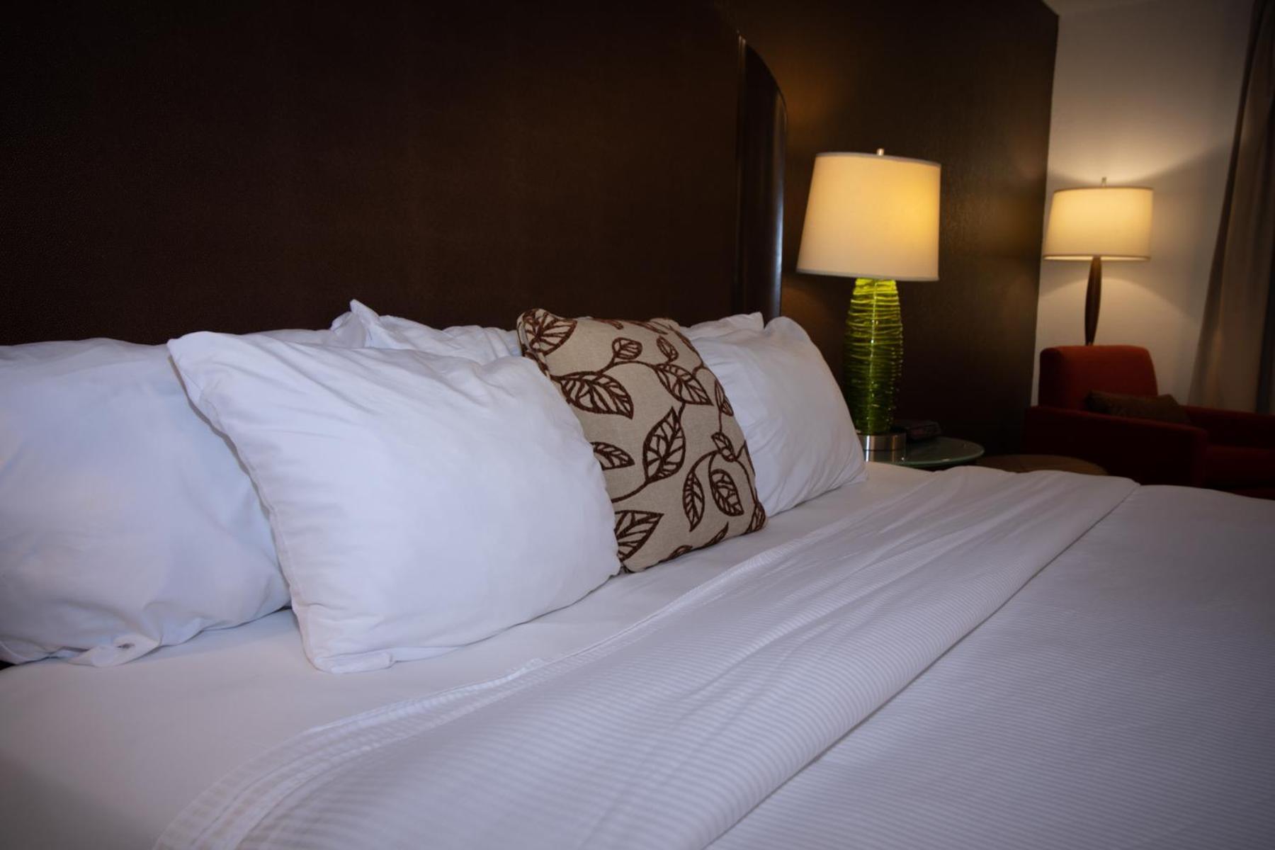 Alliance Hotel & Suites, A Howard Johnson By Wyndham Exterior foto
